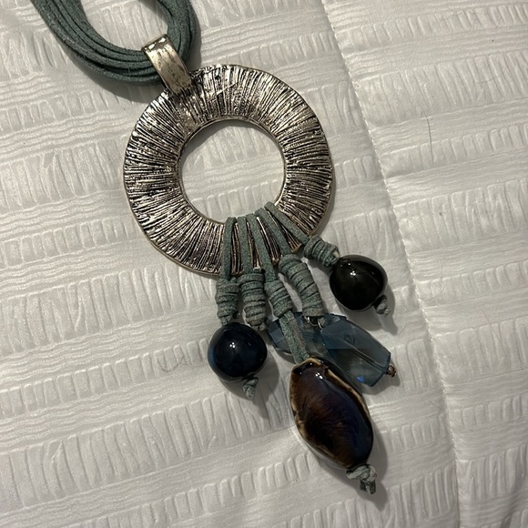 Necklace, beads and leather - Picture 4 of 5